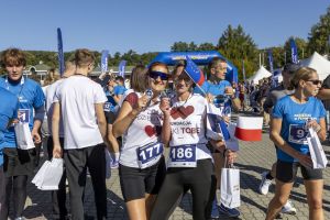 Dwie uczestniczki w koszulkach Fundacji Dzięki Tobie z medalami, numerami 177 i 186 oraz flagami Polski i UE.