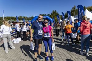 Para finisherów z numerami 685 i 709 pozuje z medalami i torbami — w różowej i granatowej koszulce.